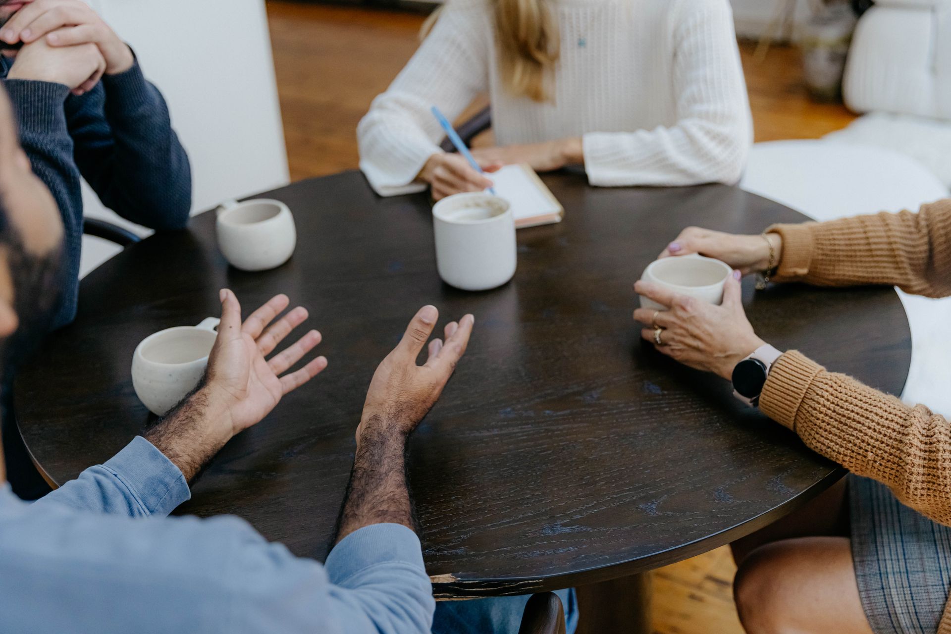Serafine zit met een laptop en doet de talententest